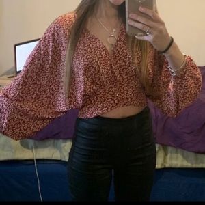 Batwing sleeve top with floral daisy print